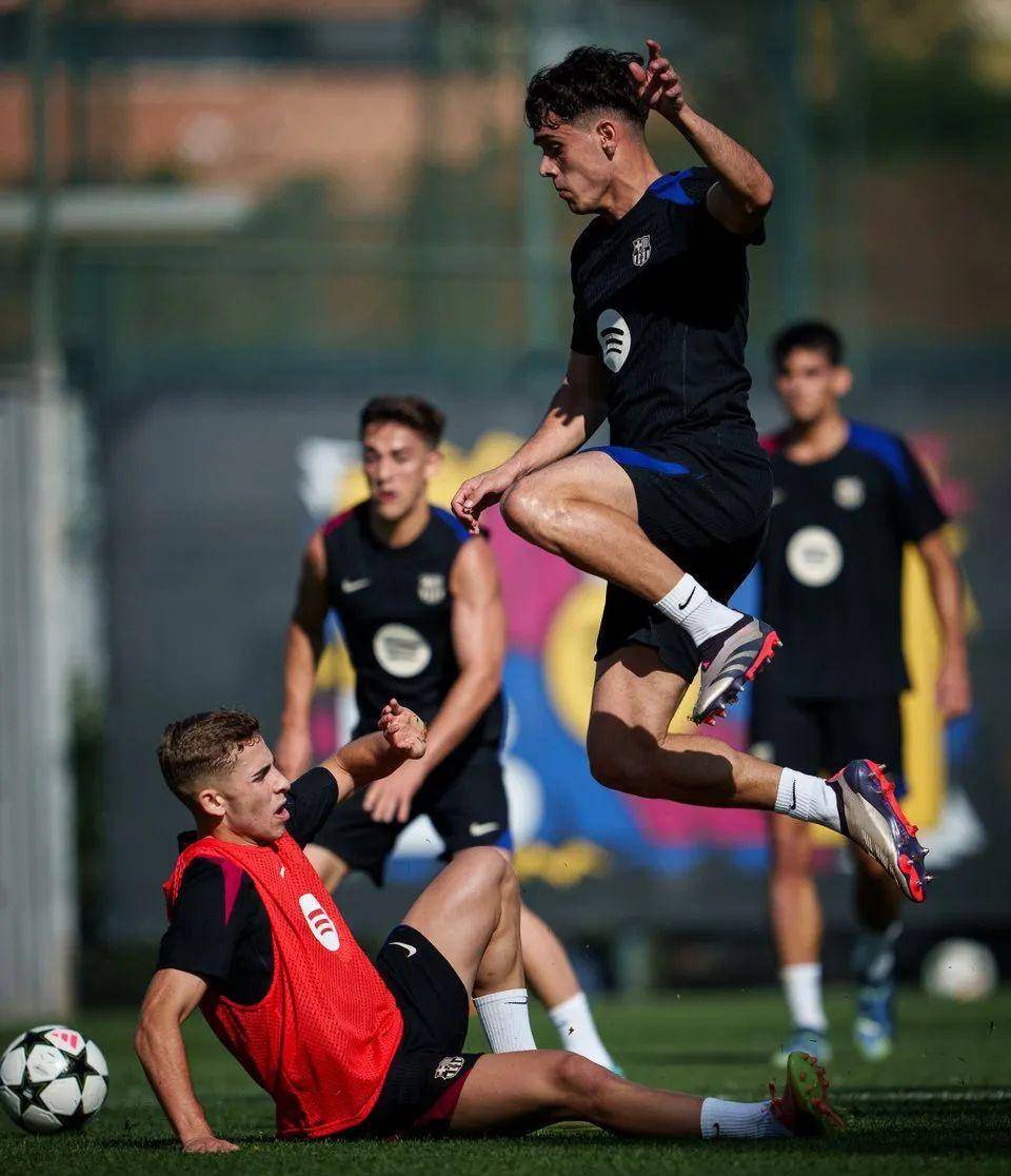 比赛中遇到困难,球队团结一心共同应对 比赛中遇到困难,球队团结一心共同应对